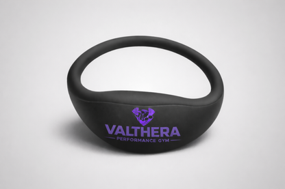 Et svart NFC armbånd fra JM Band® med trykket logo