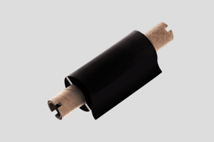En svart papirrull på hvit bakgrunn, med vinyl JM Band NO og termisk overføring Folier for termiske overføring FZ.