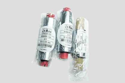Tre plastpakker med røde og hvite etiketter på som inneholder Folier for termiske overføring FT banda, produsert av JM Band NO.