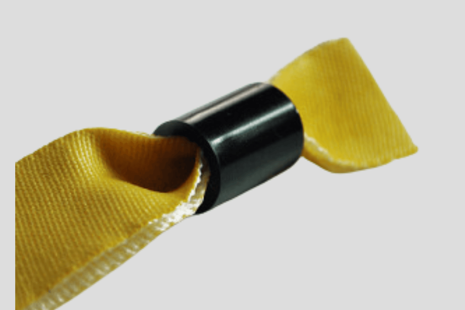 Et gult bånd med svart håndtak.