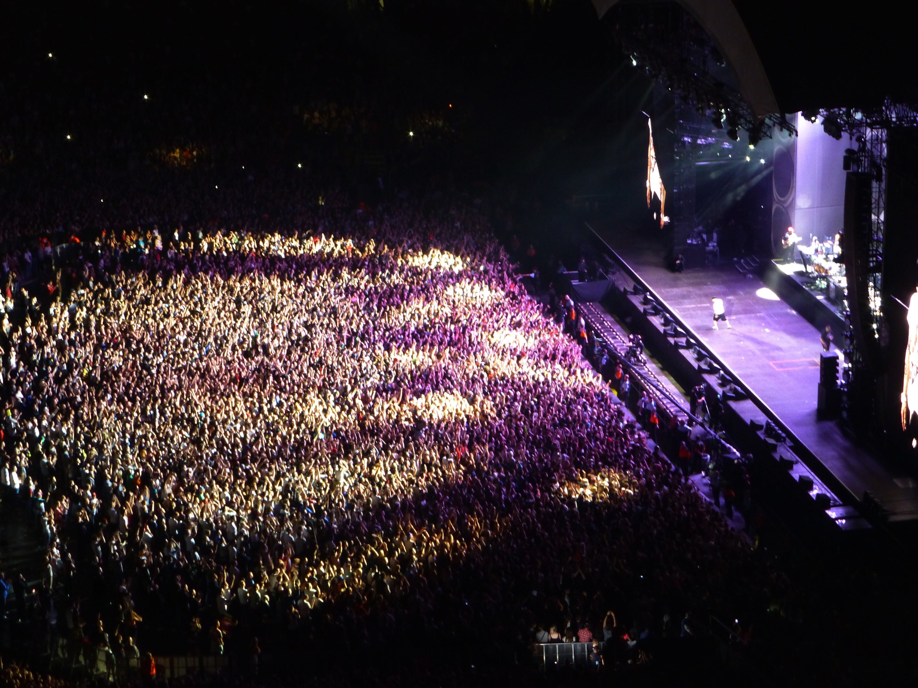 Et luftfoto av en stor folkemengde på en konsert.