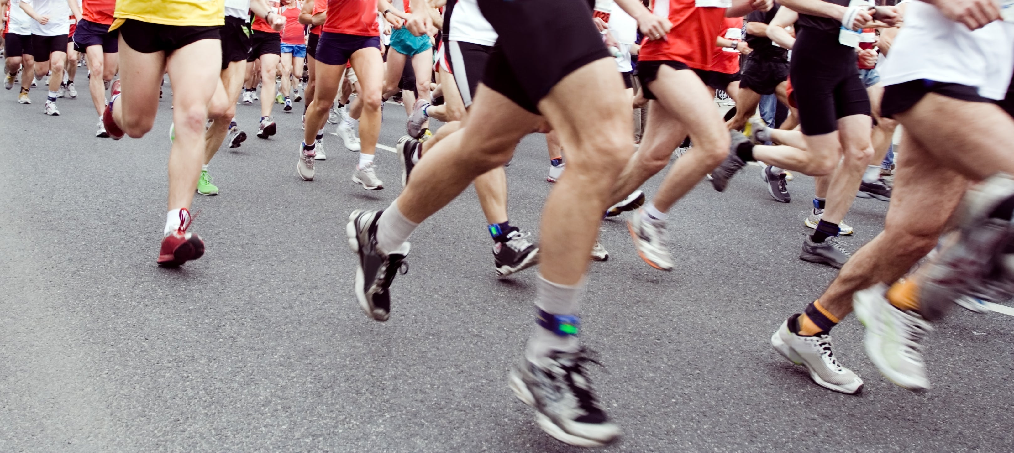 En gruppe mennesker som løper i et maraton.