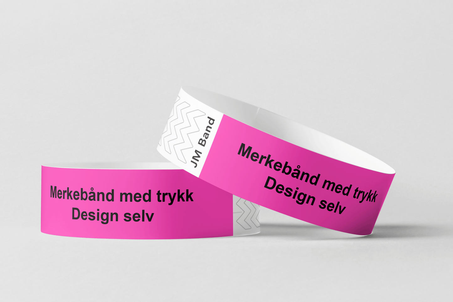 To rosa armbånd med ordene Merking av kassetttrykk Design selv JM Band NO armbånd.