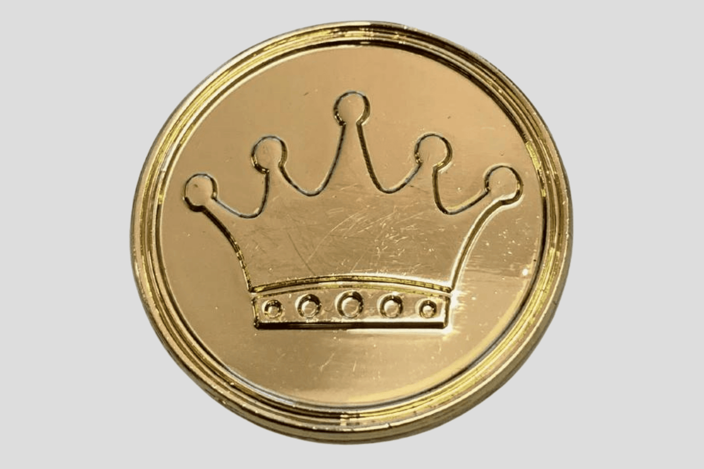 En gullmynt med krone på, også kjent som JM Band NOs Poletter metall preget På lager.