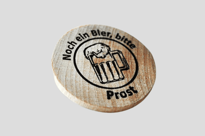 Et ølkrus i tre med logoen til Poletter tre trykt Via eMail, perfekt for plastpoletter- eller skapmynter-entusiaster, laget av JM Band NO