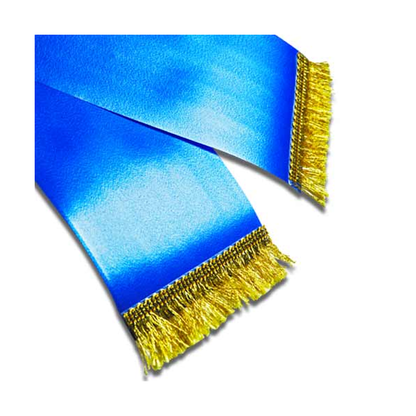 En blå sateng sash med gull frynser, også kjent som JM Band NO Missebånd farger På lager, betyr en prestisjefylt nominasjon.