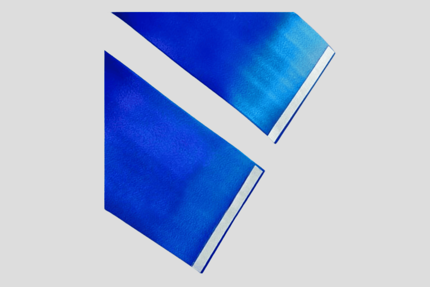 En blå og hvit trekant på en grå bakgrunn.