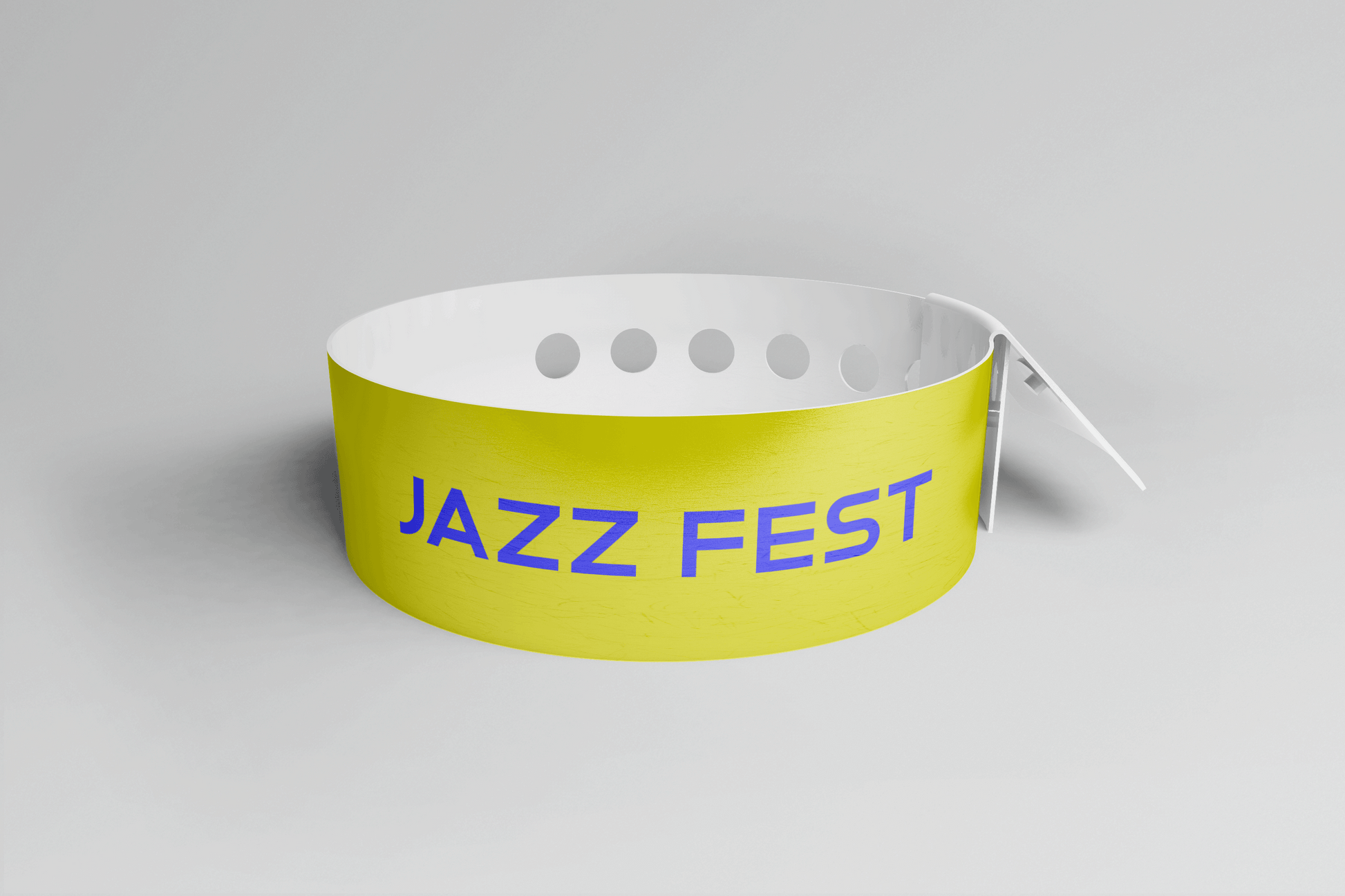 Et gult Plastarmbånd L-print Design selv armbånd med ordet jazzfest på.