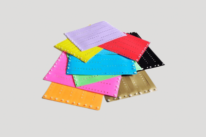 En haug med fargerike plastposer laget av PVC med nagler på, egnet for resirkulering. Plastarmbånd L farger På lager av JM Band NO er egnet for gjenvinning.
