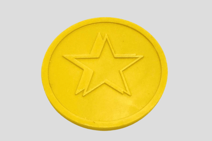 En gul Poletter plast preget mynt fra merket JM Band NO.