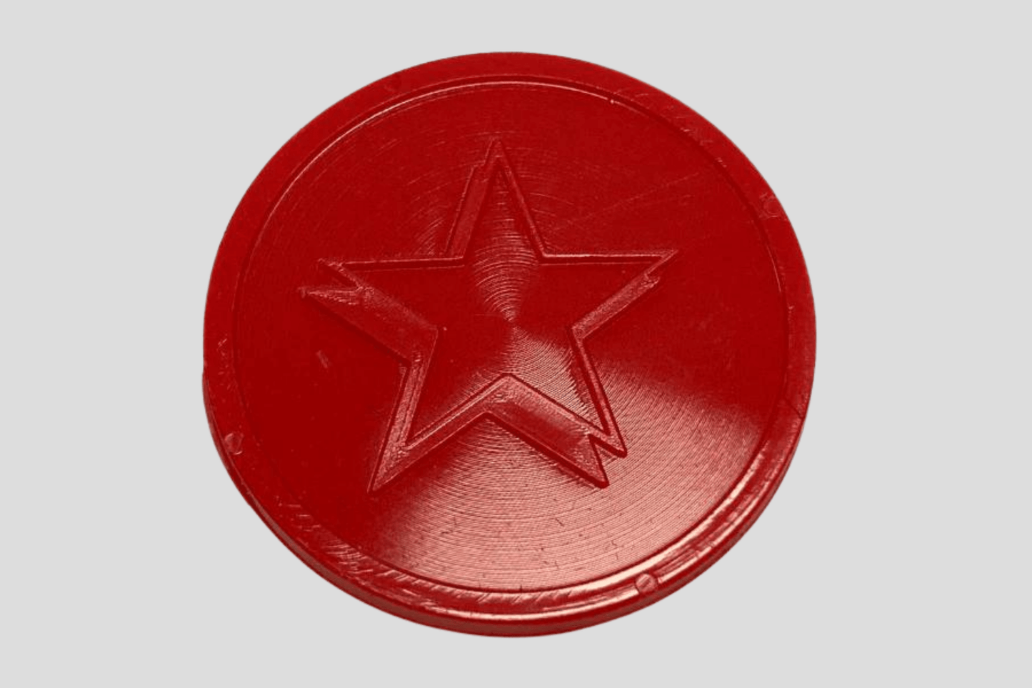 En rød stjerne på hvit bakgrunn med Poletter plast preget På lager av JM Band NO.