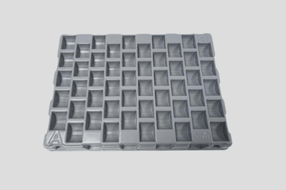 Et grått plastbrett med en rekke firkanter på, perfekt for sortering av Poletter tellebakke På lager polletter, av merket JM Band NO.