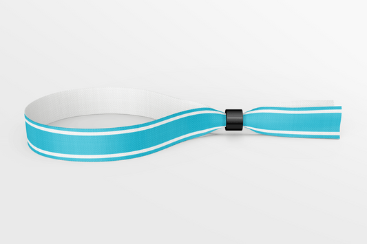 En blå og hvit stripete Tekstilarmbånd farger På lager av JM Band NO på hvit bakgrunn.