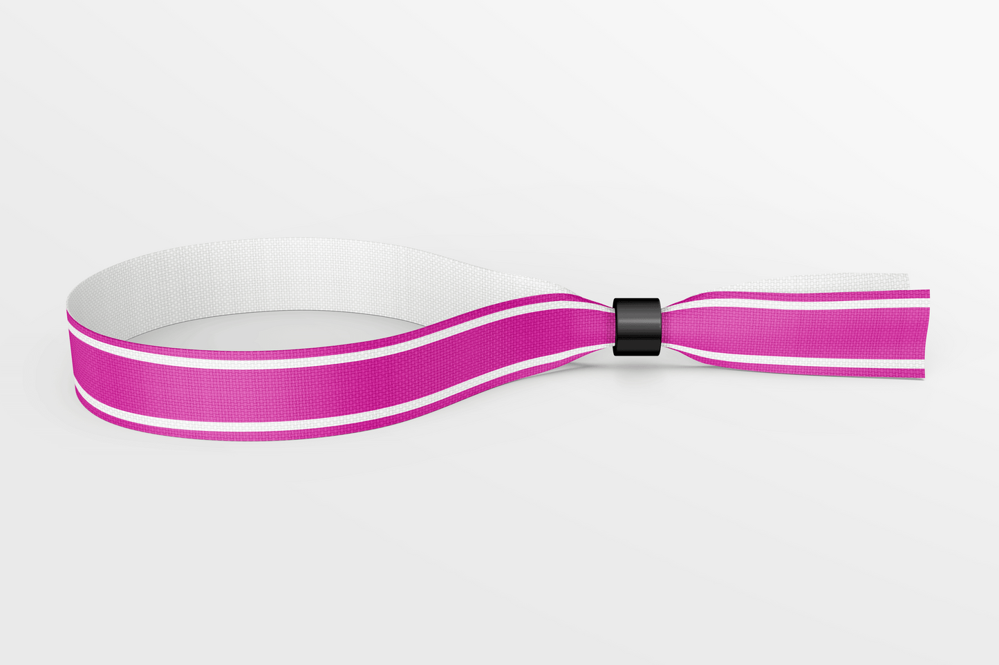 Et rosa og hvit stripete Tekstilarmbånd JM Band NO på hvit bakgrunn.