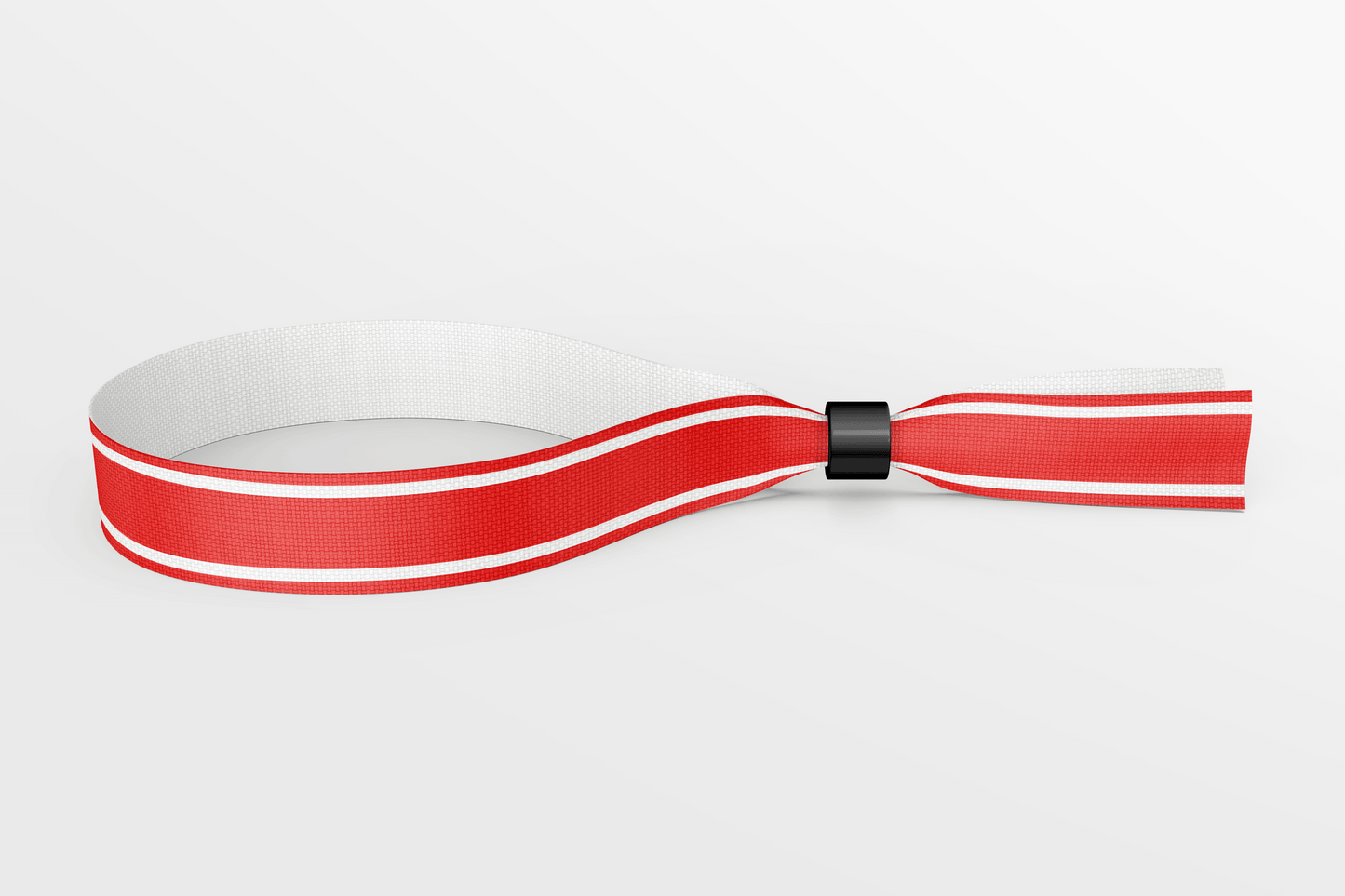 En rød og hvit stripete Tekstilarmbånd farger på lager fra JM Band NO på hvit bakgrunn.