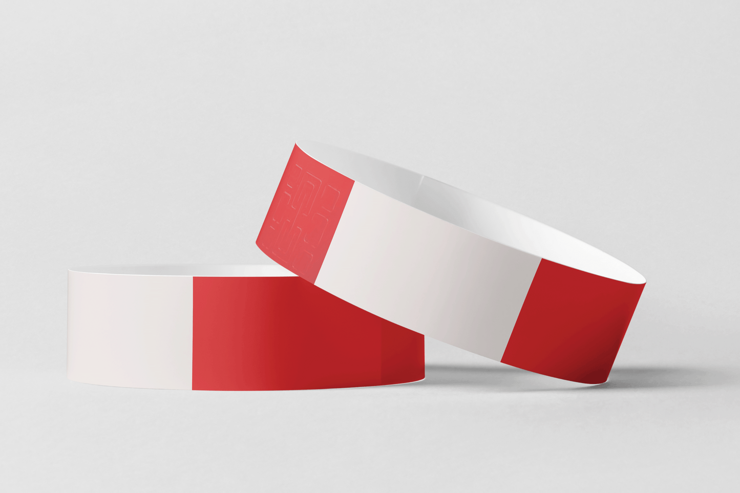 Et par røde og hvite armbånd med Armbånd termisk - Print Selv av JM Band NO, på hvit bakgrunn.