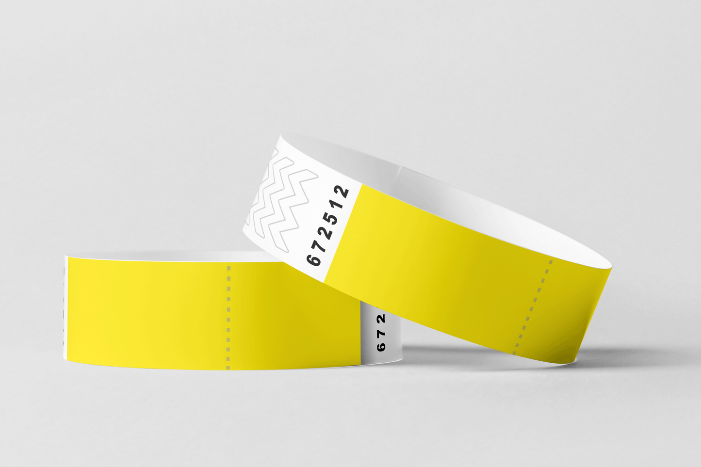 Et par gule festivalarmbånd, Papir armbånd med KUPONG På lager fra JM Band NO, på hvit bakgrunn.