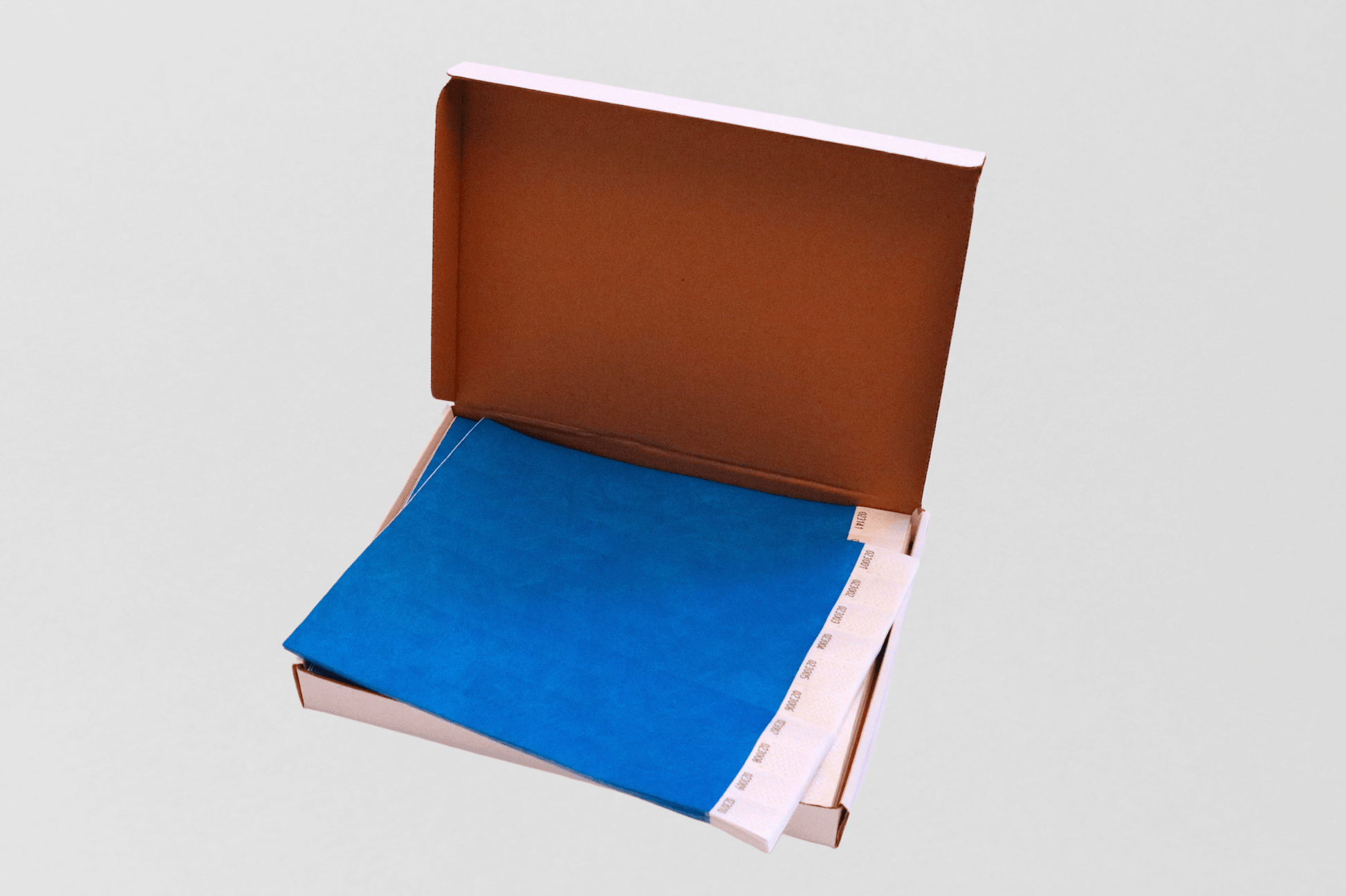 Et blått ark av JM Band NO tyvek armbånd i en boks på hvit bakgrunn.