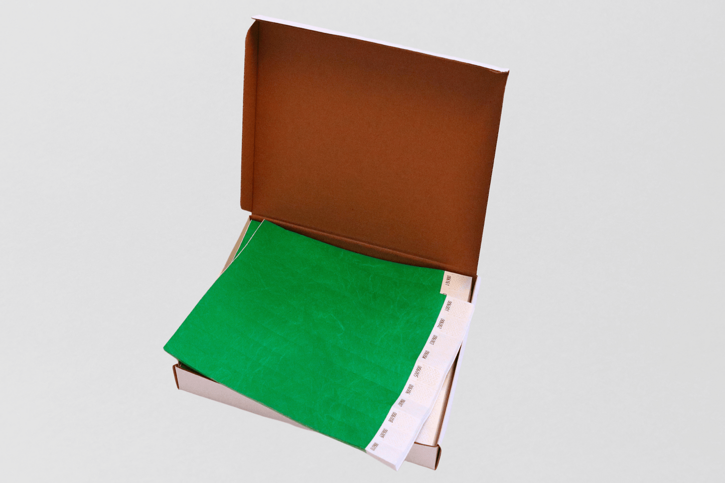 En grønn Kasse med 1000 papirarmbånd i brun JM Band NO boks.