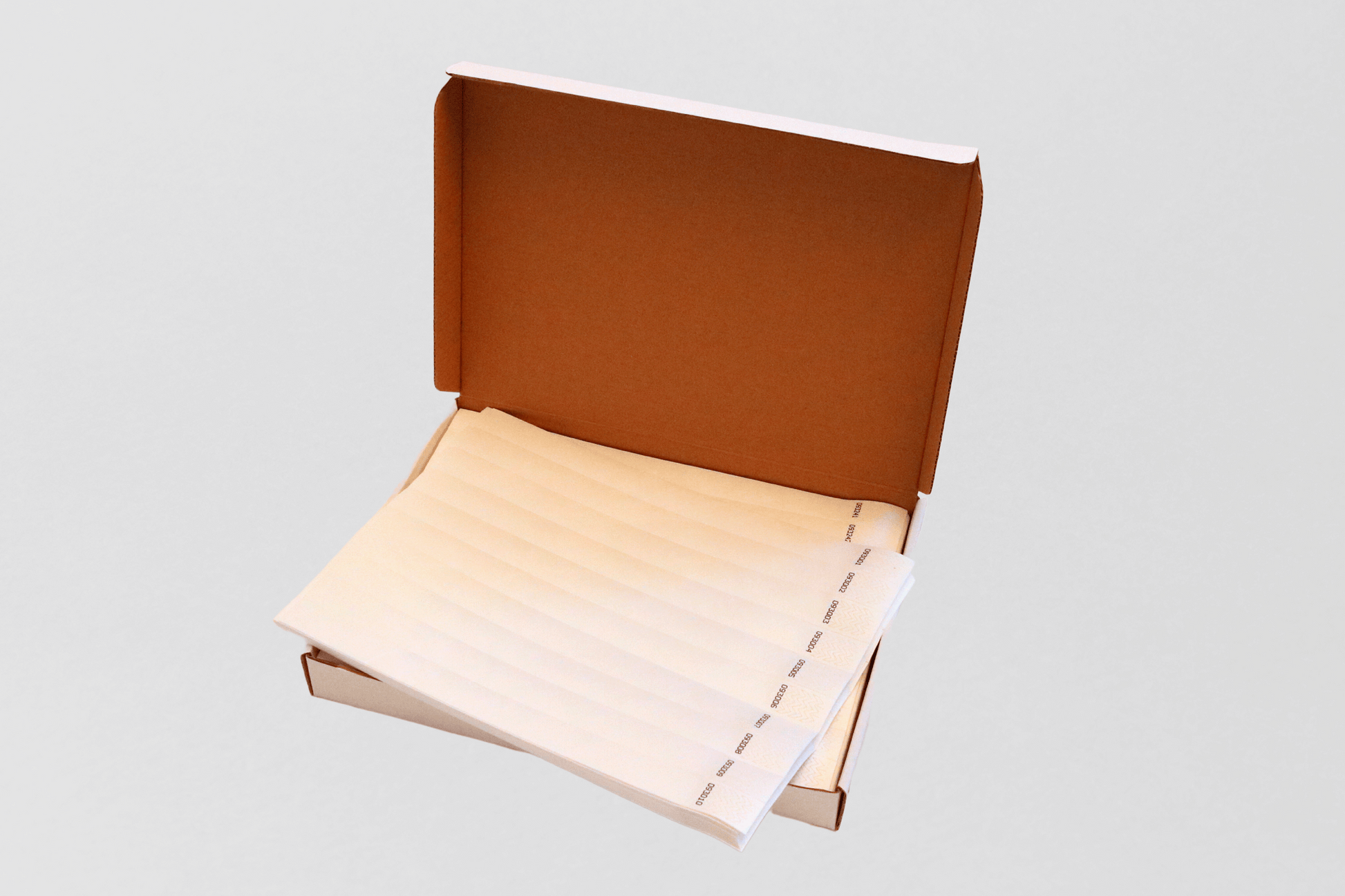 Et Kasse med 1000 papirarmbånd med et hvitt papirark i som inneholder et papirarmbånd. JM Band NR