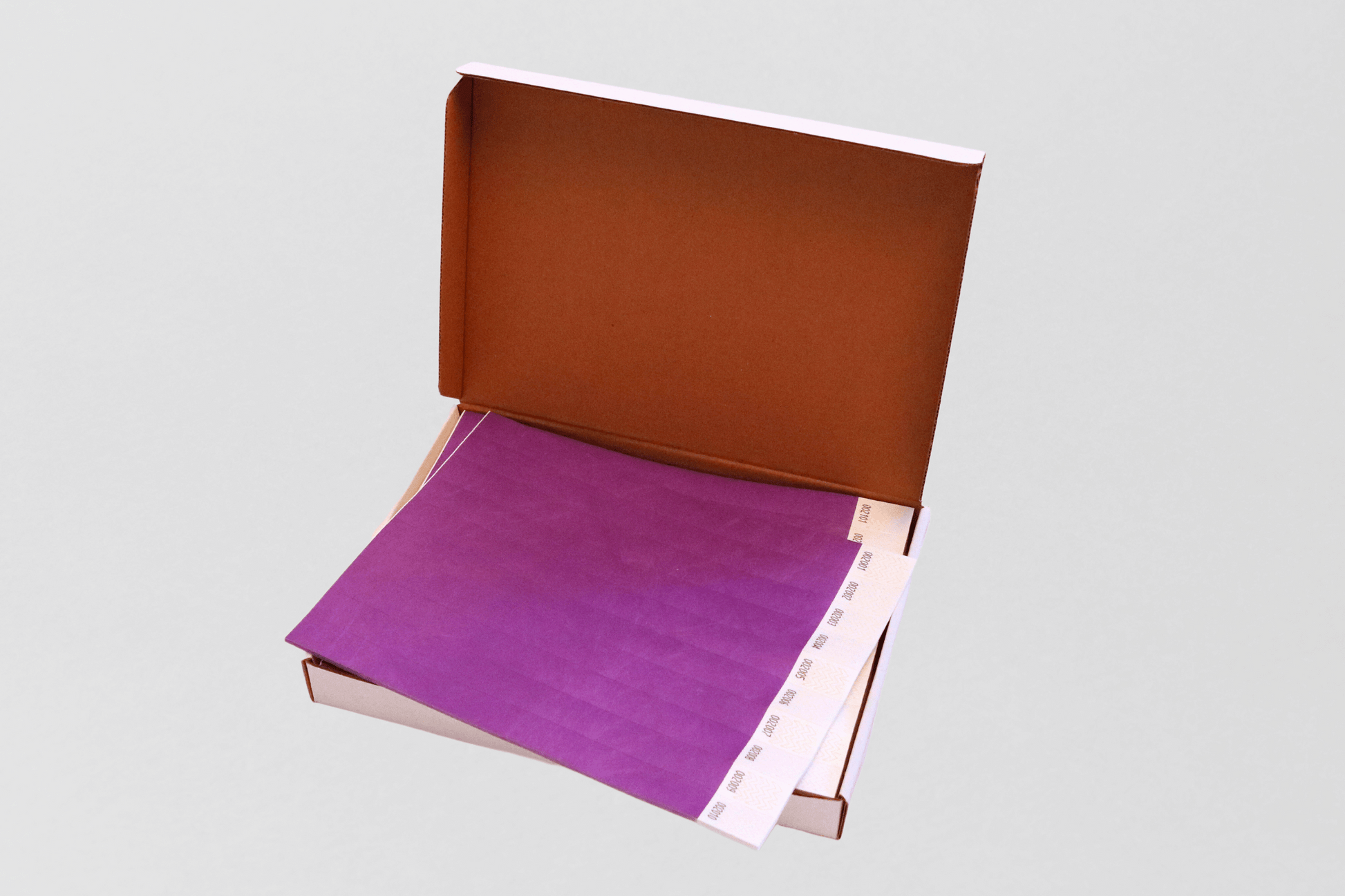 Et lilla ark med JM Band NO papirarmbånd i brun Kasse med 1000 boks.