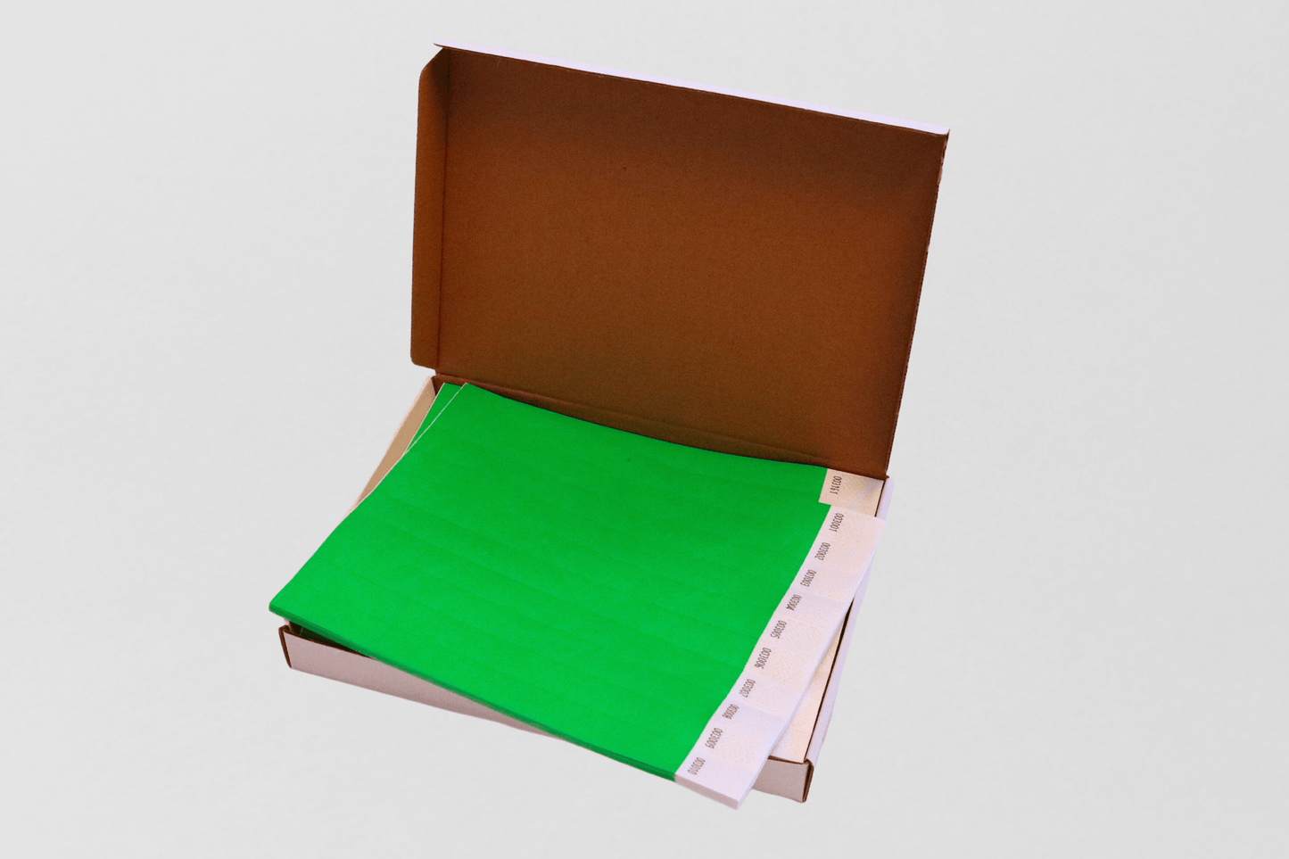 Et grønt ark med JM Band NO papirarmbånd i et Kasse med 1000 papirarmbånd.