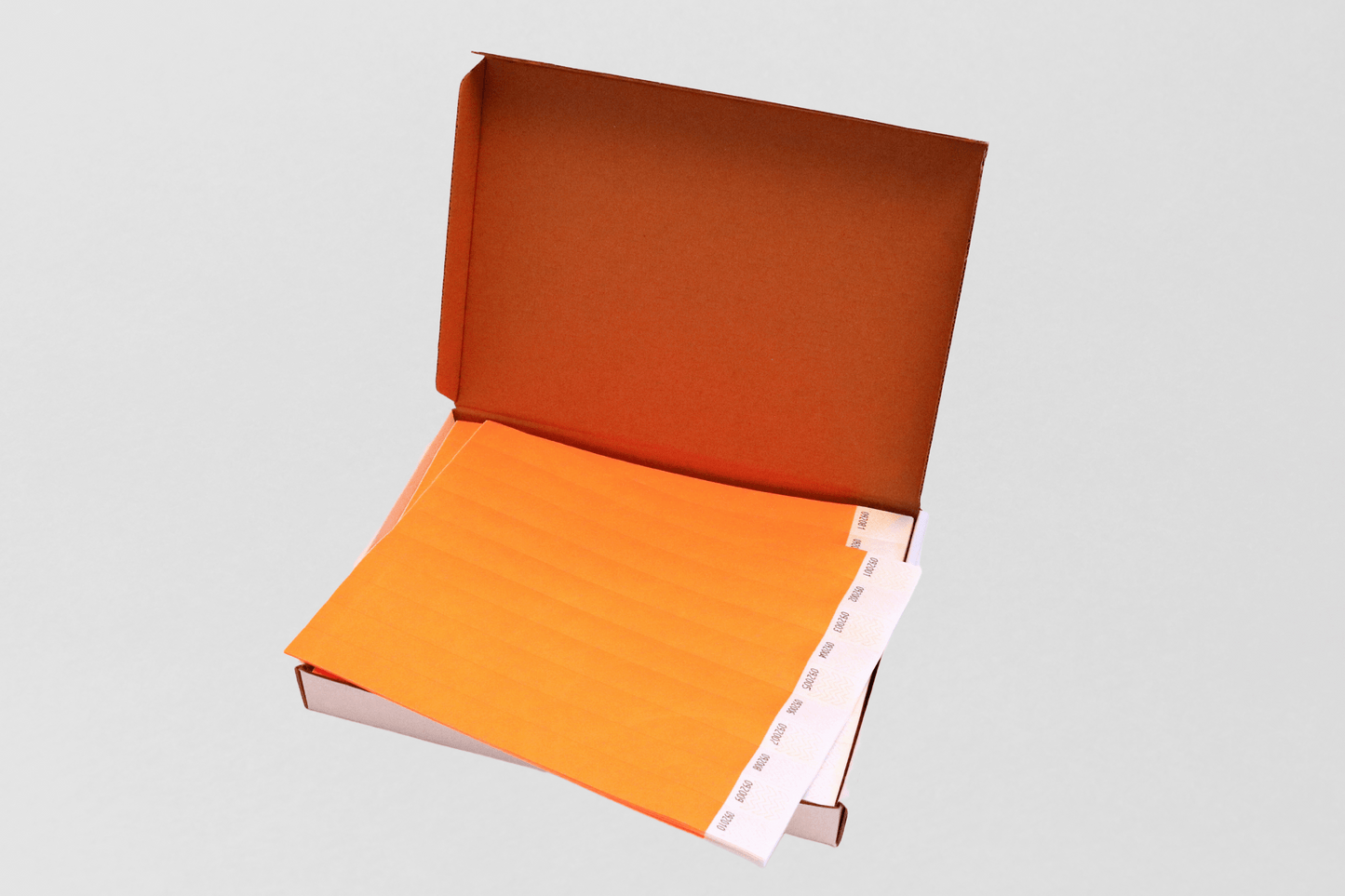 En JM Band NO oransje mappe er åpen i en boks på hvit bakgrunn.