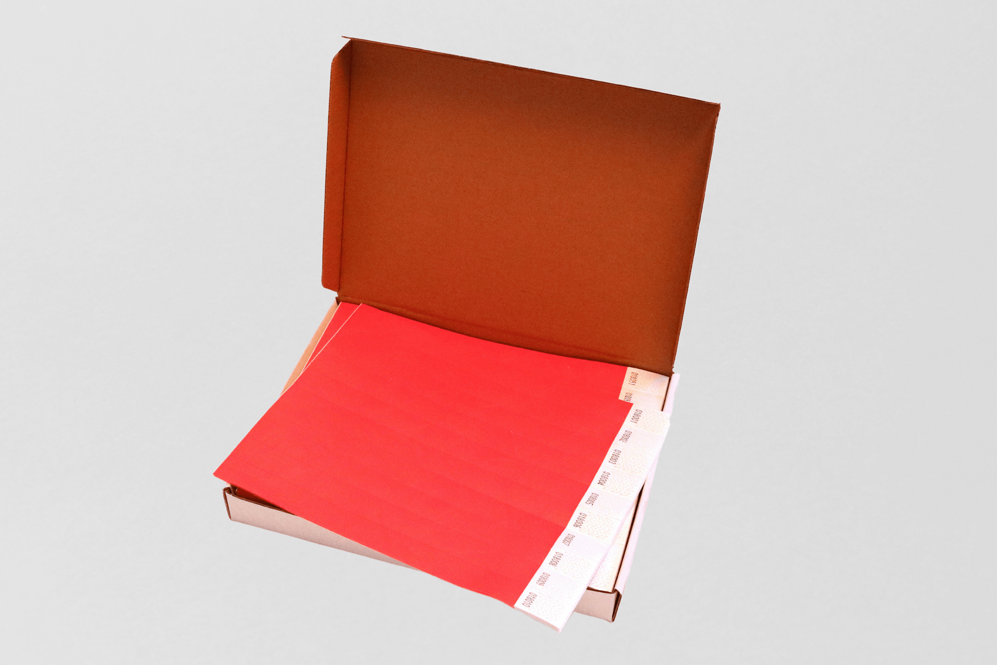 Et rødt Kasse med 1000 papirarmbånd fra JM Band NO i boks på hvit bakgrunn.