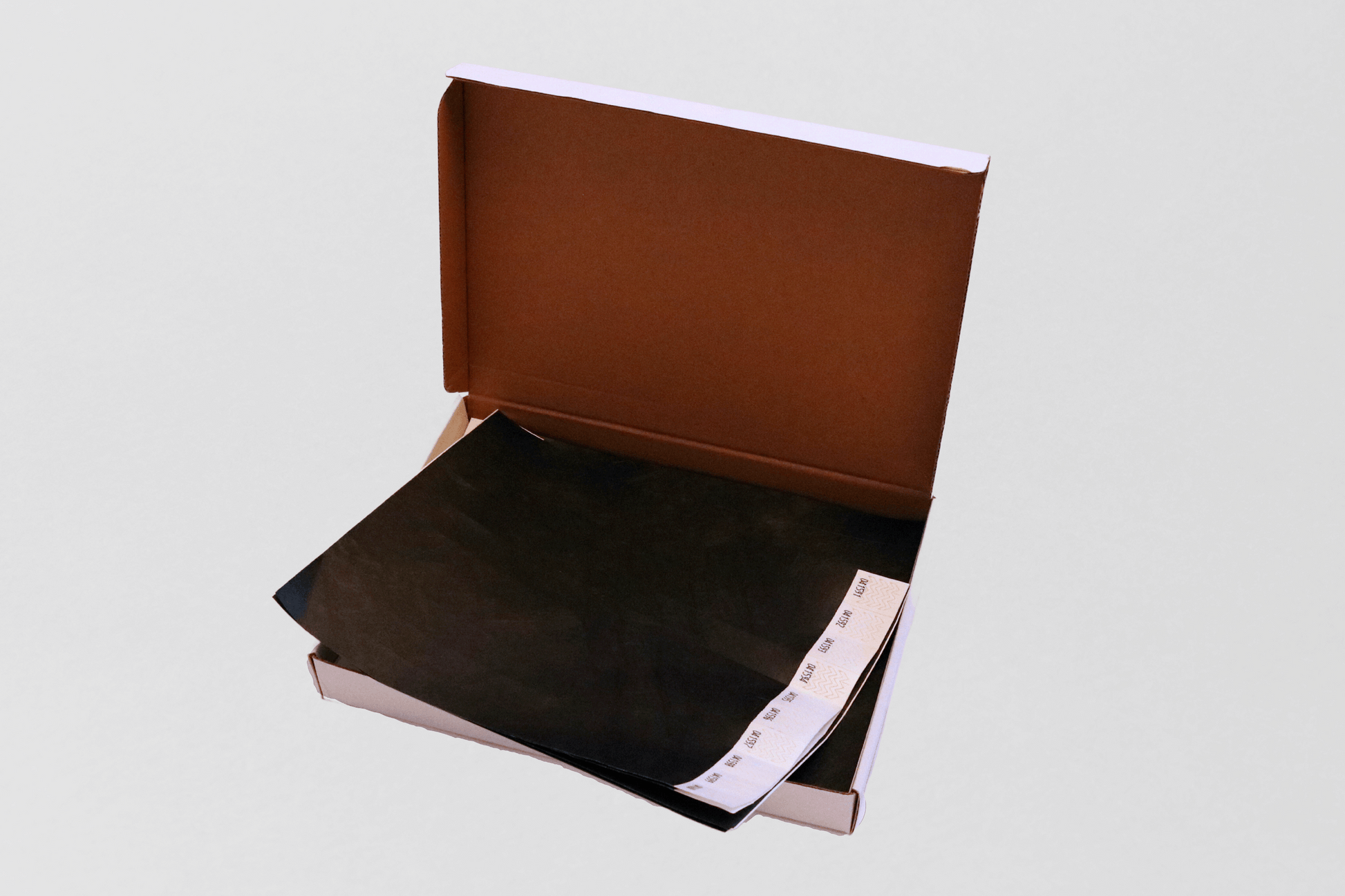 En svart boks med et Kasse med 1000 papirarmbånd fra JM Band NO.